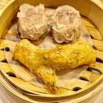 かつぎや - かつぎや肉焼売と海老春巻　蒸籠に可愛く盛り付けられてます
