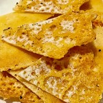 お好み焼き 鉄ちゃん - 生地の上にチーズを置いて溶かして固めるだけですが案外難しい