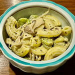 お好み焼き 鉄ちゃん - ほんのりジェノヴェーゼ風味の空豆＆きのこのマカロニサラダ