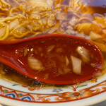 Echigo Soba - スープを一口。
                        あっつ！温度はかなり高めで好みΨ( 'ч' ☆)
                        醤油ベースのスープは最初から胡椒が強めだ。