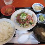 Irori Sakaba Tarafuku - 海鮮ばくだんユッケ定食（日替わり）900円