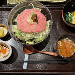 Washoku Shukou Masamura - 鮪の叩き温玉醤油丼定食です