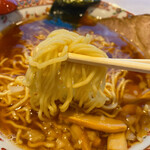 Echigo Soba - 麺は中細ちぢれ麺で、スープを適度に持ち上げてくれる。
                        麺の質としては普通かな〜。