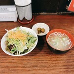 Gekiuma Horumon Damashii - 先んじてサラダ、味噌汁、お漬け物