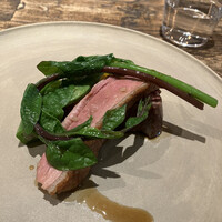 aru - 鴨の臭みをオレンジソースで消すのではなく、ムネ肉ともも肉がそれぞれ香ばしく焼いてありました。