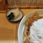 とんかつ燕楽 - カツ丼付属のお新香。  ちっさい……