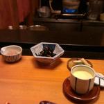 面 - 上品な味付け具合のひじき。茶碗蒸しもいい出汁でした。こちらも濃すぎず絶妙。