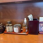 つけめん 玉 - 魚粉の壺・酢・胡椒・にんにく・一味