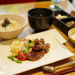 Fukasaku - お肉の定食 牛もも肉の炭火焼き 赤ワインソース (￥1,000)