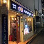 HUB - こちらHUB六本木店さんは、
                        六本木交差点から少し奥に入ったところにある。