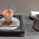 輪久 - 【甘味】
      スイカのグラニテミルクプリン
      (ダージリンティー紅茶・ピーチソース)
      
      ❀『お茶・おしぼり』