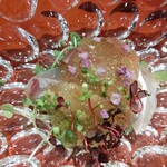 輪久 - 【三の重】
      シマアジのサラダ仕立て
      (和風ミックスリーフ・アサツキ・みょうが・彩り胡麻・紅たで・花ほじそ)