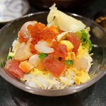 Sushidokoro Otowa - 海鮮ちらしとうな玉子巻きセット(1,500円)
                      冷サラダうどん･デザート付き