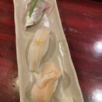 寿し処 春道 - 縞鯵　ヤリイカ　帆立