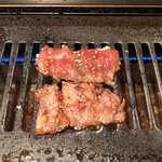 牛王 - カルビ。見ためほど脂がしつこくなく、お肉の旨みが感じられます