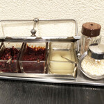 牛王 - 卓上調味料。美味しそうだったのに、お肉の味付けが美味しくて味変を忘れました