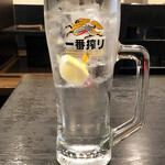 牛王 - レモンサワー400円。結構、アルコール濃いめかな？　焼肉にぴったり。この日はビールではなくレモンサワーで攻めました