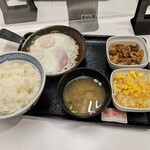 吉野家 - 私の頼んだ、Wハムエッグ&牛小鉢定食(税込613円)