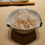 Sushi Karashima - 定番、切り立てのシャリと削りたての鰹節でたまごかけご飯