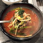 牛王 - タルケジャンスープ680円。野菜と鶏肉の旨み、適度な辛みで〆のつもりが食欲増進に