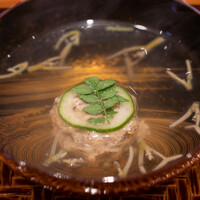 日本料理 別府 廣門 - 2022.7 七瀬川（大分川水系）産天然鮎のつみれ 無農薬キュウリ 広島産蓴菜 同店敷地の木の芽