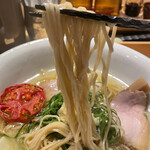 饗 くろ喜 - 麺リフトアップ