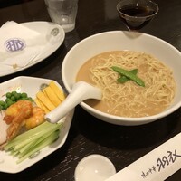 味の中華 羽衣 銀座本店 - 奥がカクテルグラスの老酒。