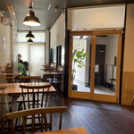 マツボクリ食堂 - 明るく清潔で木の温もりが感じられる店内