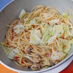 ジムノペティ - キャベツとアサリのドライトマトスープスパゲティ (1,200円・税込)