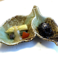 伊勢鮨 - お通し(岩海苔くらげ・焼きアスパラ酢味噌和え)