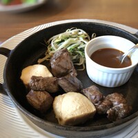 グランカフェ - ＊牛肉は普通に美味しいのですけれど、鶏肉はパサツキを感じ残しました。 ホテルのメインで添え野菜がモヤシ炒めというのも、なんだかね。(__;)
