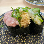 Hama Zushi - とろネバ三種盛り(まぐろたたき軍艦・納豆・いかオクラ) 165円。