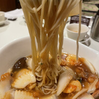 南国酒家 原宿本店 - 麺は細麺