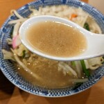 トナリ - ちょいと濃いめなタンメンのスープ