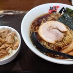 Menya Hachidai - こくまろセット、こくまろ醤油らーめん(麺増無料)＋豚丼醤油小の組み合わせ、本来ならどちらもネギが入ります