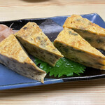三四郎 - 料理写真:玉子焼きはふきのとうと大葉の2種類のお味でおいしい、頼んだ方がいいやつ