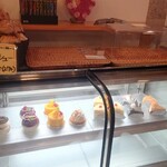 チャビーカフェデセール - ガラスショーケース内のスイーツ