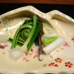 雲風々 - 料理写真:◆前菜　のびる・うるい・こごみ・ウド・ワラビのマヨネーズっぽいソースがけ　　桜が散らしてあります