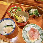 Kakurega Awai - 能代春慶のお膳に寄せて。アンティークの器が使用されています。