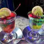 喫茶 ソワレ - 飲味なら左のゼリーワイン
      映えなら右のゼリーポンチ