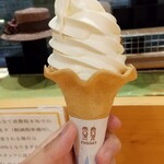 とっとり・おかやま 新橋館 - 大山白バラ牛乳ソフトクリーム