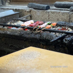 Unagi To Sumiyaki Ichimaru - おまかせ串焼き5本が炭火に炙られてます