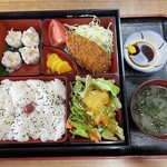 Daruma Ya - 今週のランチ500円（サバフライ、シューマイ、サラダ）