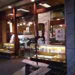Kuromatsu Hompo Sougetsu - 今回訪れたのは夕方の時間帯ですが、目当てのどら焼きである黒松の在庫が
      まだある事を確認してお店に入ります。