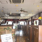 ベルマリン - つい立てのテーブル席の店内