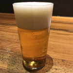 Udon Sakaba Yamafuku - 生ビール(490円)。管理は良く、綺麗な泡。泣く子も黙るサッポロです(個人的には1番サッポロが好きです)。