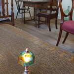 179624083 - テーブルの上に小さなランプはオーダー済の目印？