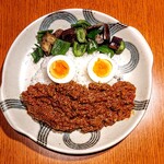 sin - 搭配當地蔬菜與水煮蛋的咖哩