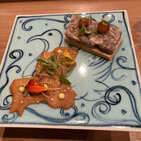 Restaurant Honjin - 岐阜県の形のエゴマチュイル(左手前)
                      　すっぽんの煮凝りタルト
                      