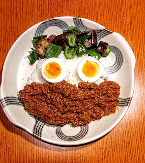 sin - Keema Curry Topped with Local Vegetables and Boiled Egg